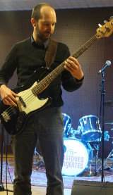 Bassiste qui sourit