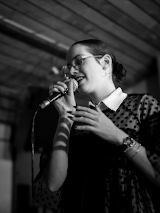 Chanteuse sur scène